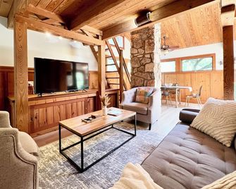 Family Fun Outdoor Escape Texas Cabin 5min DT Dripping Springs - Dripping Springs - Living room