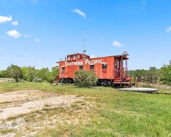 Muller's Ark Guest Ranch - Caboose - Bandera - Gebäude