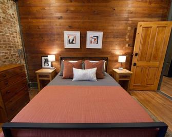 The Birmingham Room- The Buzzard's Roost Inn - Laurel - Спальня