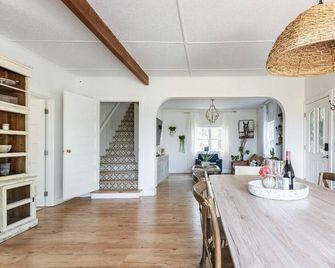Farmhouse on wine scenic route, alpacas and hot tub. Pet friendly. - Hillsboro - Comedor