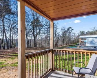 Tiny cabin on 10 acres with pond - Albertville - Balcón