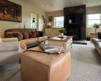 Stunning country home with Hot Tub and Sauna - Cairndow - Вітальня