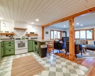 Hilltop Walton Getaway with Picturesque Views! - Walton - Kitchen