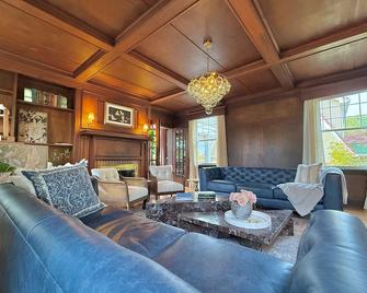 The Colonial Mt. Lebanon By Luxe Pgh - Pittsburgh - Living room