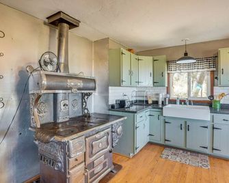Mtn-View Gem on 20 Acres Patagonia Cabin Hideaway - Patagonia - Cocina