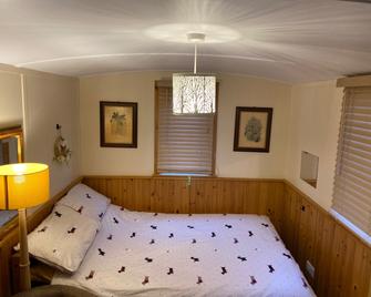 Shepherds Hut-1 Bed-Hot Tub-Pet Friendly - Dumfries - Bedroom