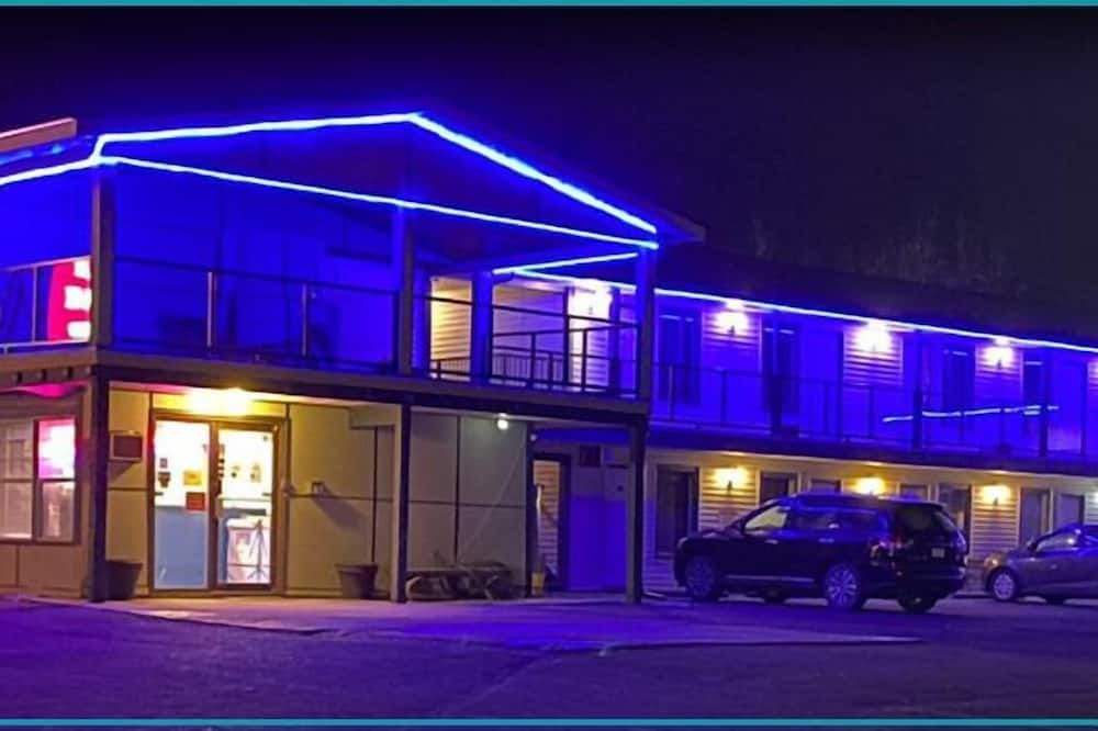 Imperial Motel - 100 Mile House - Building