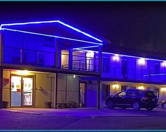 Imperial Motel - 100 Mile House - Building