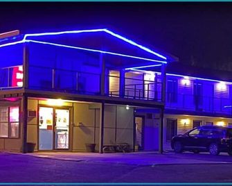 Imperial Motel - 100 Mile House - Building
