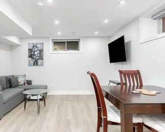 Cozy 1BR Lower Level Walking distance to shops - Richmond Hill - Ravintola