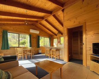 Silver Ridge Retreat - Devonport - Living room