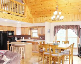 Luxury 4 bedroom home with hot tub & easy access to Kingdom Trails and Burke - East Burke - Dining room