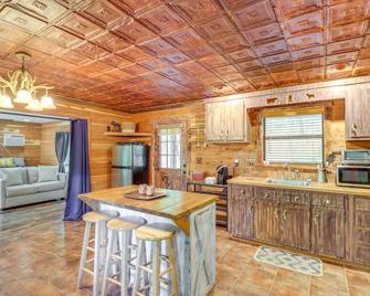 Rural Arkansas Vacation Rental with Wraparound Porch - Heber Springs - Küche