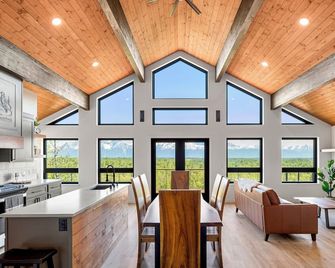 Luxury Living at The Eagles Perch Palmer AK - Palmer - Eetruimte