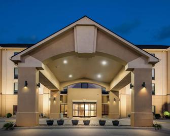 Days Inn & Suites by Wyndham Cedar Rapids - Cedar Rapids - Budova
