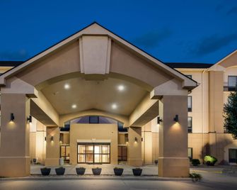 Days Inn & Suites by Wyndham Cedar Rapids - Cedar Rapids - Bygning