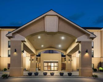 Days Inn & Suites by Wyndham Cedar Rapids - סידר ראפידס - בניין
