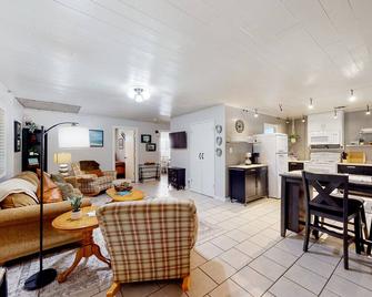 Coastal Cabin - Gualala - Living room