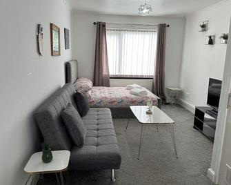 Lovely 3 bedroom house close to City Centre - Peterlee - Bedroom