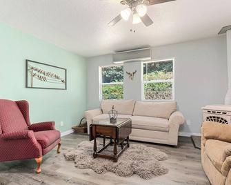 Cowpoke Cottage just 2 miles away from Ilani casino - La Center - Living room