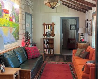 NEW! Historic Guest Home on Main - Heart of Town - Salado - Soggiorno