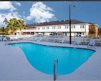Guest Cottage & Suites By OYO Brunswick/Golden Isles - Brunswick - Bazén