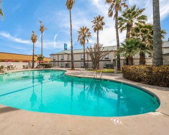 Studio 6 Laredo. Tx North I-35 - Laredo - Pool