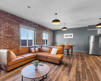 Downtown Cape 2 Bdrm 2 Bath Apt, Cozy & Walkable - Cape Girardeau - Living room