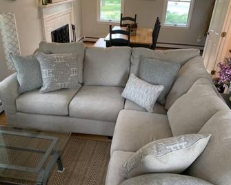 Waterfront Paradise!! 2020 discount pricing for this 5 star luxury Home. - Buzzards Bay - Living room