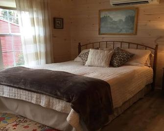 Location, Location, This Cottage Is One Of The Most Sought After Vacation Rental - Black Mountain - Bedroom