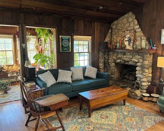 Local Living, Beach Town Sanctuary. Car Rental Available! - Manasquan - Living room