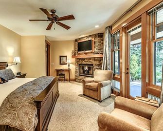 Luxury Waterfront Lodge On Whidbey Island, Hot Tub, Private Beach, 3 Fireplaces. - Oak Harbor - Schlafzimmer