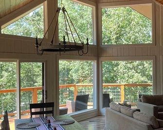 Complete 2025 remodel! Lakefront. Deep Water. Quiet Cove. Convenient to Clemson. - Anderson - Obývací pokoj