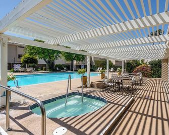 Malibu 2-bedroom designer furnished condo with AC. Central to everything! - Malibu - Piscina