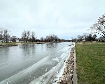 Modern Riverbend Suites 1br - Bay City