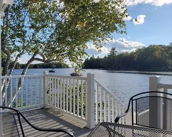Tranquil, serene Sebago Lakefront House on 2 wooded acres - 300ft waterfront! - Casco - Balcón