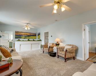Burley Home w/ Playground - 1 Mi to Golf Course! - Burley - Soggiorno