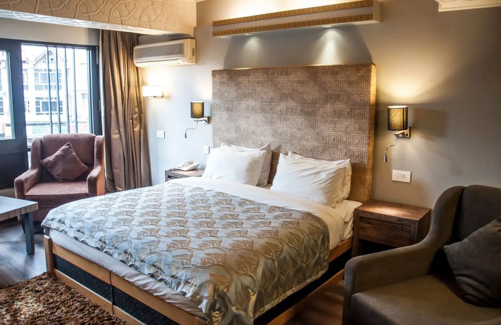 أهدوس هوتل - سريناجار - غرفة نوم