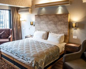 أهدوس هوتل - سريناجار - غرفة نوم