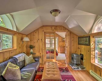 Elk Hideaway Ashford Cottage with Hot Tub! - 阿什福德（華盛頓） - 客廳