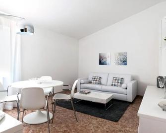 Fly by Suites Pescara - Pescara - Soggiorno