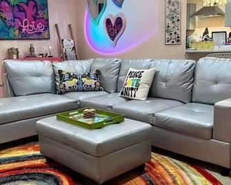 Groovy House-King Bed-Pets-Patio-Fence yrd - Tallahassee - Living room