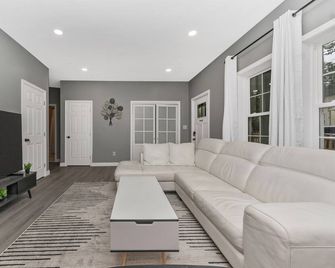 332/338 judysplaces in Lansdowne, 2 houses combo - Halethorpe - Living room
