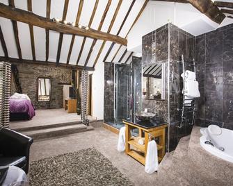 Self Catering Accommodation, Cornerstones, 16th Century Luxury House overlooking the River - Llangollen - Chambre