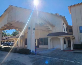 รีเจนซี อินน์ แอนด์ สวีทส์ บาย แคปิตอล โอ ฮุสตัน ไอเอเอช แอร์พอร์ต - ฮัมเบิล - อาคาร