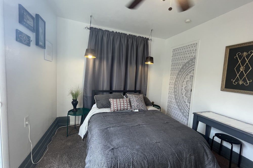 Private room with bathroom and your own entrance. Free parking. Near Downtown LV - North Las Vegas - Camera da letto