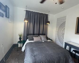 Private room with bathroom and your own entrance. Free parking. Near Downtown LV - North Las Vegas - Camera da letto