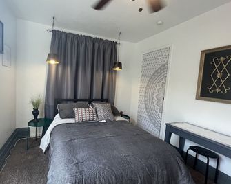 Private room with bathroom and your own entrance. Free parking. Near Downtown LV - North Las Vegas - Camera da letto