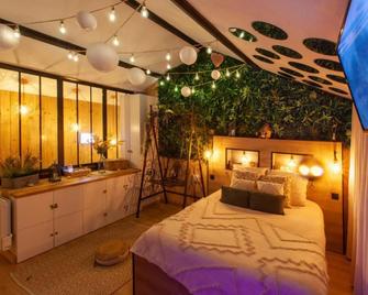 Love Room Romantique Les Petits Plaisirs - Angers - Bedroom