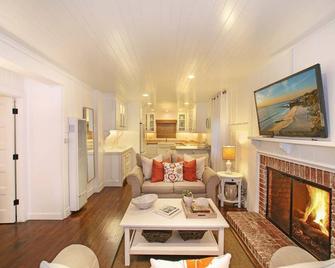 Balboa Island, CA ~Beach Cottage~ Steps from the South Bayfront Beach - Newport Beach - Living room